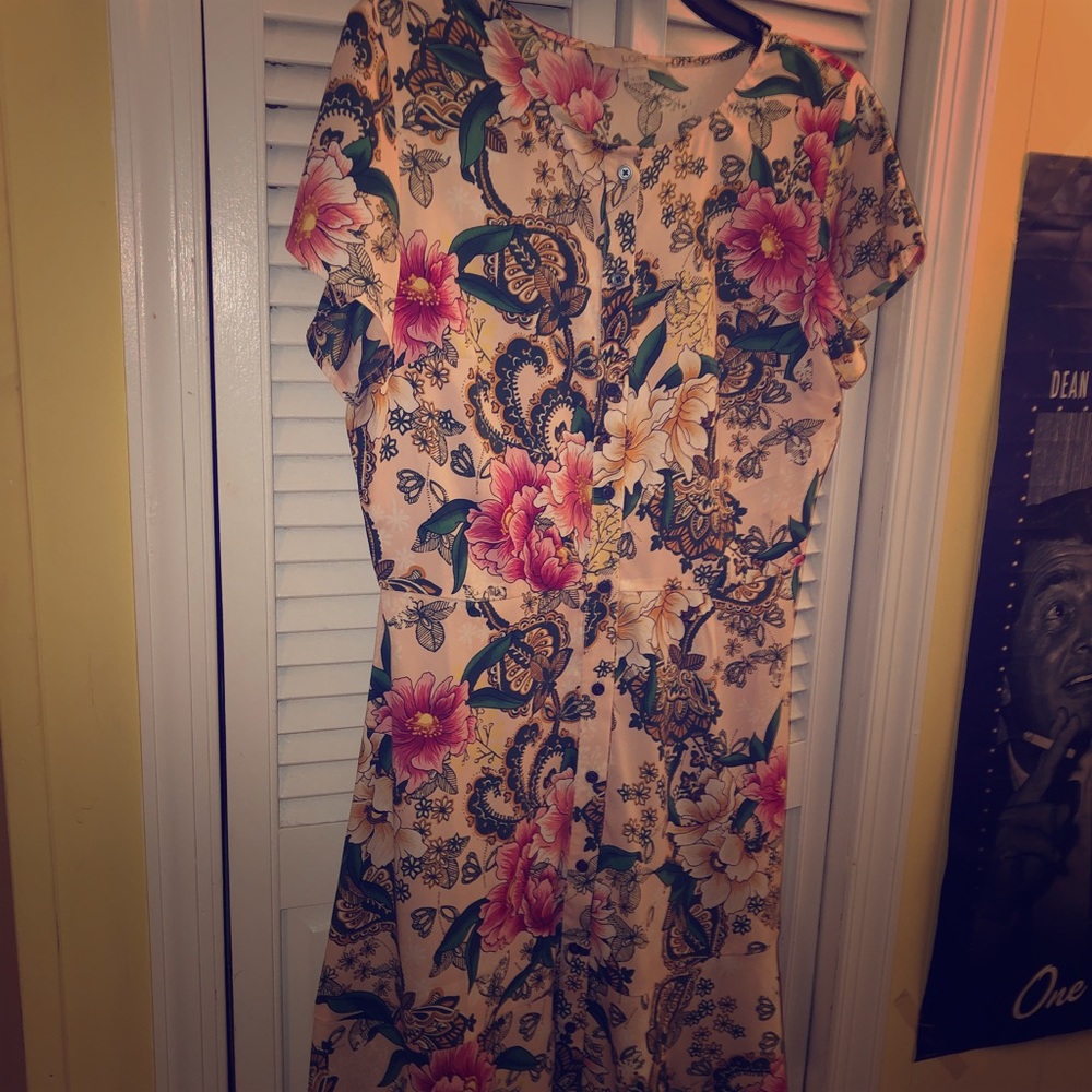 Floral short sleeve blousey dress.